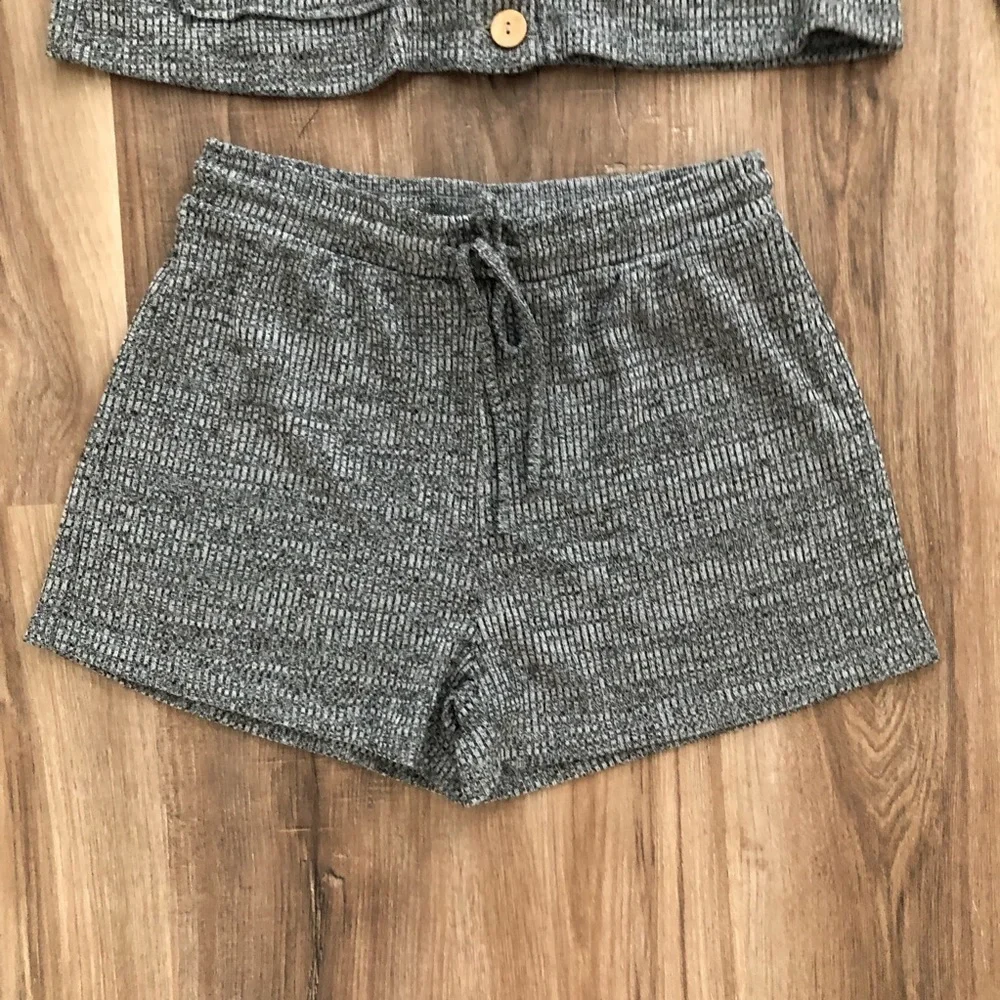Unbranded gray knit long sleeves and shorts lounge set fit medium